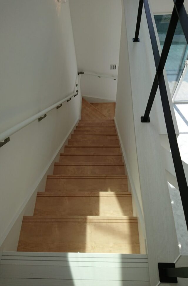 かっこいい佇まいの吹き抜けがあるシックな2階建て - マルケンホーム - 階段