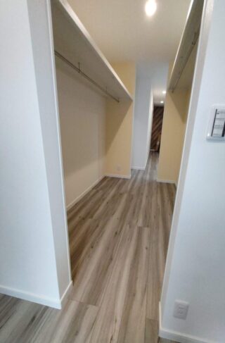 光と風が心地良い自然を感じられる平屋 - マルケンホーム - ファミリークローゼット