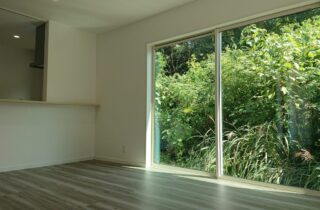 光と風が心地良い自然を感じられる平屋 - マルケンホーム - リビング
