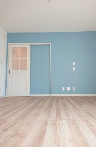 アクセントクロスで彩る鮮やかな住空間の2階建て - マルケンホーム - リビング