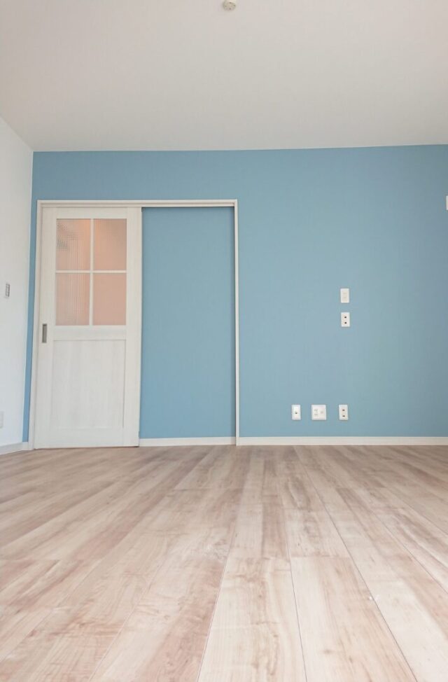 アクセントクロスで彩る鮮やかな住空間の2階建て - マルケンホーム - リビング