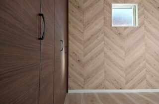 アクセントクロスで彩る鮮やかな住空間の2階建て - マルケンホーム - 洋室・収納