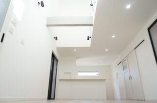 自然光が映える白を基調とした吹き抜けリビングの家 - マルケンホーム - 吹き抜け
