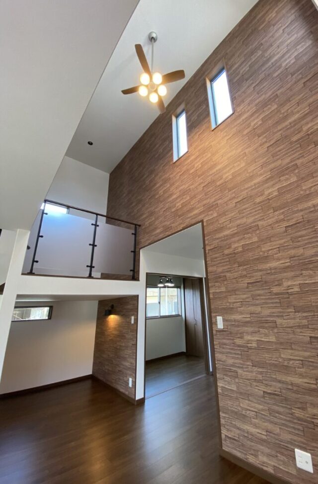 ダークブラウンを基調とした吹き抜けのある2階建て - マルケンホーム - リビング