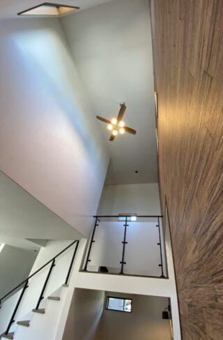 ダークブラウンを基調とした吹き抜けのある2階建て - マルケンホーム - リビング