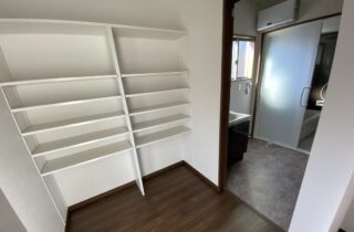ダークブラウンを基調とした吹き抜けのある2階建て - マルケンホーム - サニタリールーム