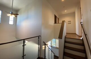 ダークブラウンを基調とした吹き抜けのある2階建て - マルケンホーム - 階段