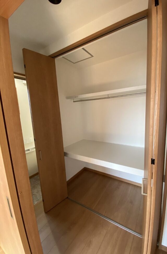 ダークブラウンを基調とした吹き抜けのある2階建て - マルケンホーム - 収納