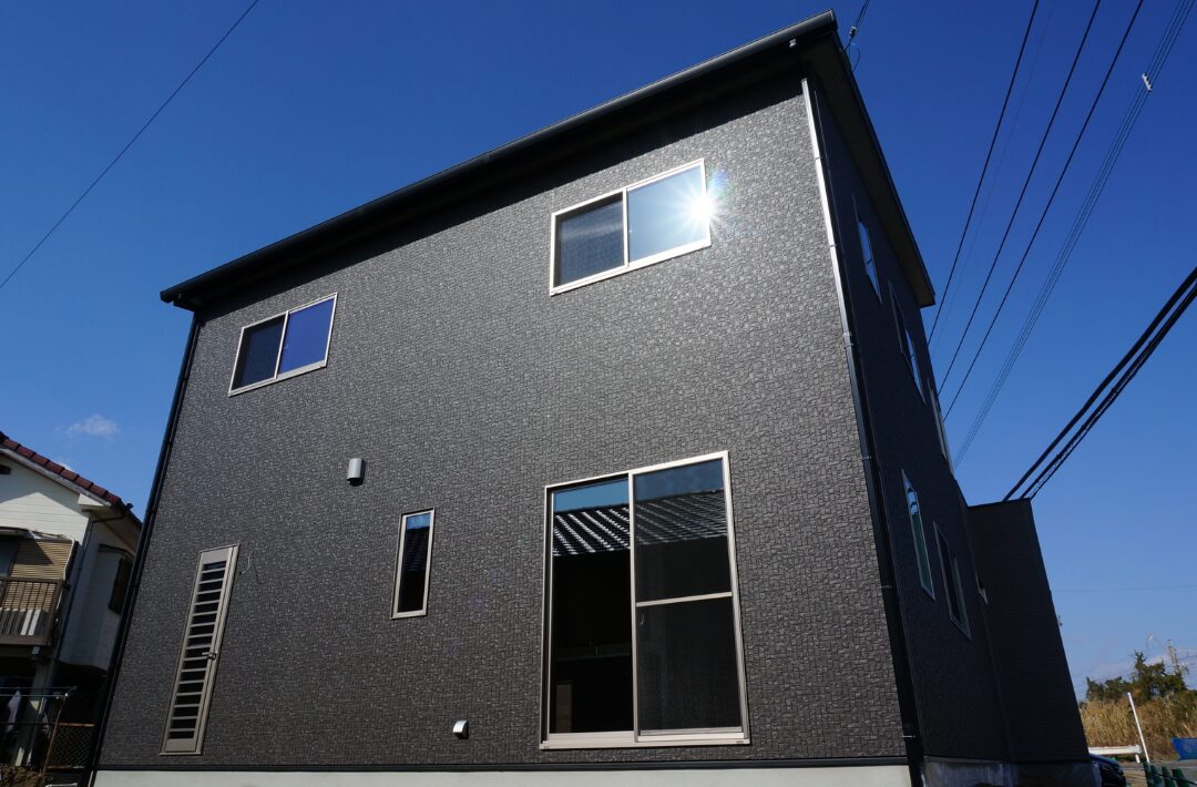 ダークブラウンを基調とした吹き抜けのある2階建て