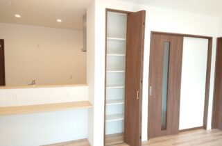 豊富な収納を備えたリラックスできる2階建て - マルケンホーム - リビング収納
