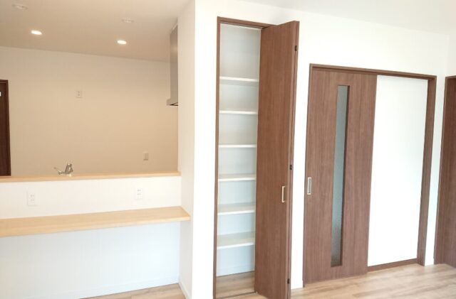 豊富な収納を備えたリラックスできる2階建て - マルケンホーム - リビング収納