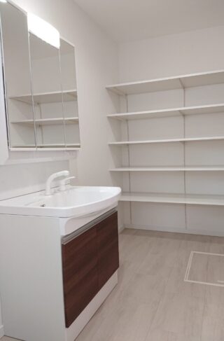 豊富な収納を備えたリラックスできる2階建て - マルケンホーム - 洗面