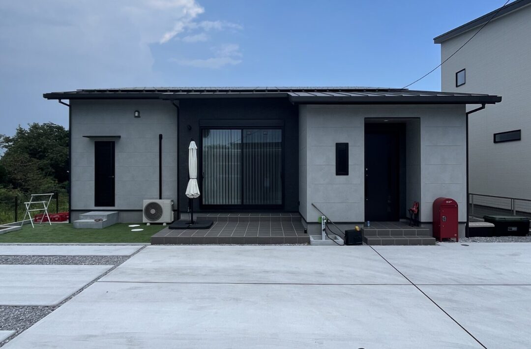 機能性とデザイン性が両立する大きな窓＆勾配天井のある平屋