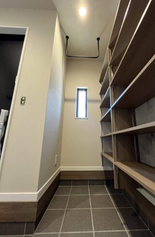 機能性とデザイン性が両立する大きな窓＆勾配天井のある平屋 - マルケンホーム - 収納