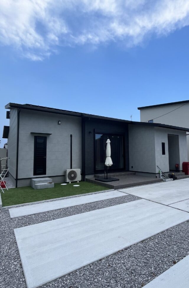 機能性とデザイン性が両立する大きな窓＆勾配天井のある平屋 - マルケンホーム - 外構