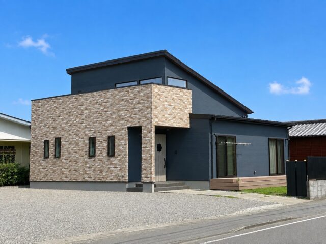都城市安久町にて入居後5年見学会「吹き抜けLDKと現し梁で開放感バツグンな4LDK30坪平屋の家」【8/29,30】