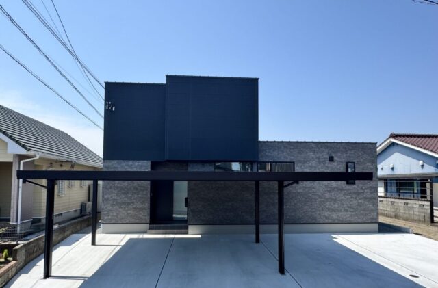 ホテルライクな美しさと高い機能性が両立するモダン×クールな住まい - 森建築 - 玄関