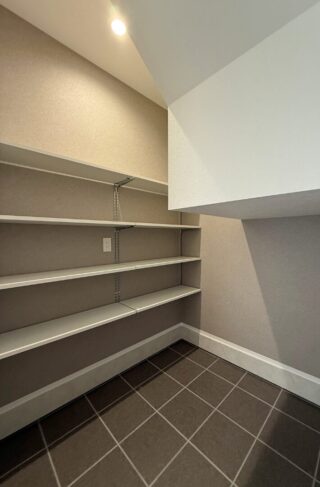 ホテルライクな美しさと高い機能性が両立するモダン×クールな住まい - 森建築 - 玄関収納