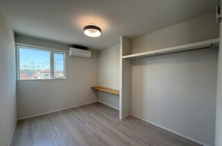 ホテルライクな美しさと高い機能性が両立するモダン×クールな住まい - 森建築 - 洋室・収納