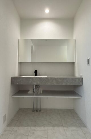 ホテルライクな美しさと高い機能性が両立するモダン×クールな住まい - 森建築 - 洗面スペース