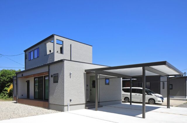 色彩のアクセントで魅せるナチュラルテイストな愛猫と暮らす2階建て - 森建築 - 外観