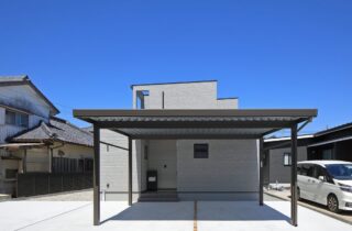 色彩のアクセントで魅せるナチュラルテイストな愛猫と暮らす2階建て - 森建築 - 玄関・外観