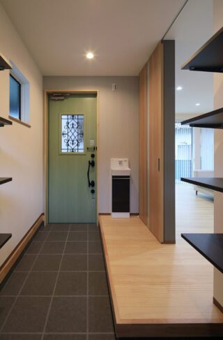 色彩のアクセントで魅せるナチュラルテイストな愛猫と暮らす2階建て - 森建築 - 玄関