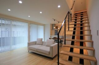 色彩のアクセントで魅せるナチュラルテイストな愛猫と暮らす2階建て - 森建築 - リビング