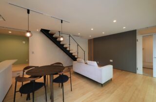 色彩のアクセントで魅せるナチュラルテイストな愛猫と暮らす2階建て - 森建築 - リビング・ダイニング