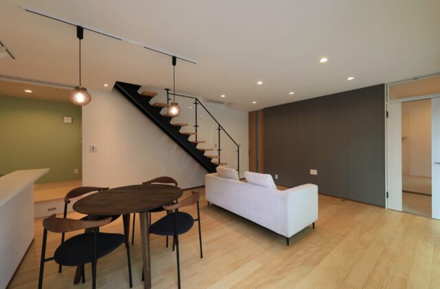 色彩のアクセントで魅せるナチュラルテイストな愛猫と暮らす2階建て - 森建築 - リビング・ダイニング