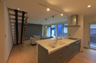 色彩のアクセントで魅せるナチュラルテイストな愛猫と暮らす2階建て - 森建築 - LDK