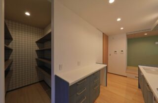 色彩のアクセントで魅せるナチュラルテイストな愛猫と暮らす2階建て - 森建築 - キッチン・収納