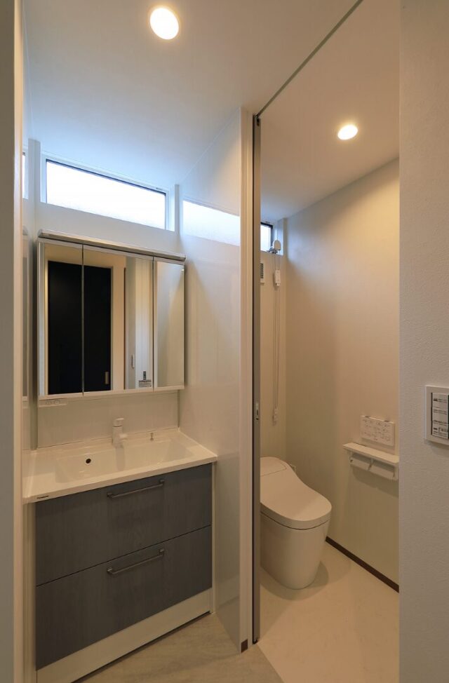 色彩のアクセントで魅せるナチュラルテイストな愛猫と暮らす2階建て - 森建築 - 洗面・トイレ