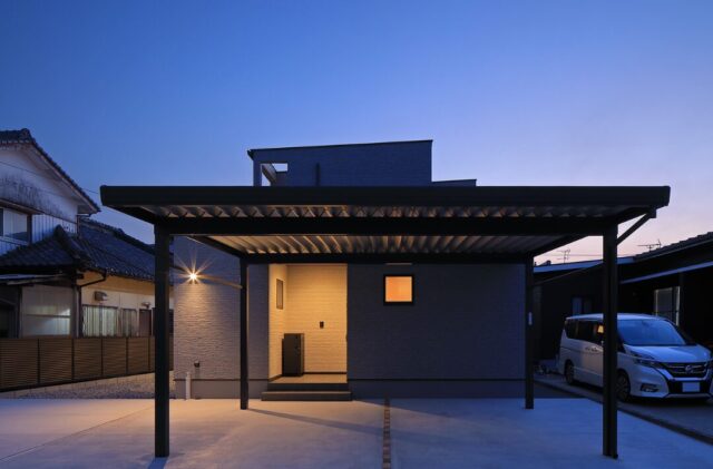 色彩のアクセントで魅せるナチュラルテイストな愛猫と暮らす2階建て - 森建築 - 夜外観