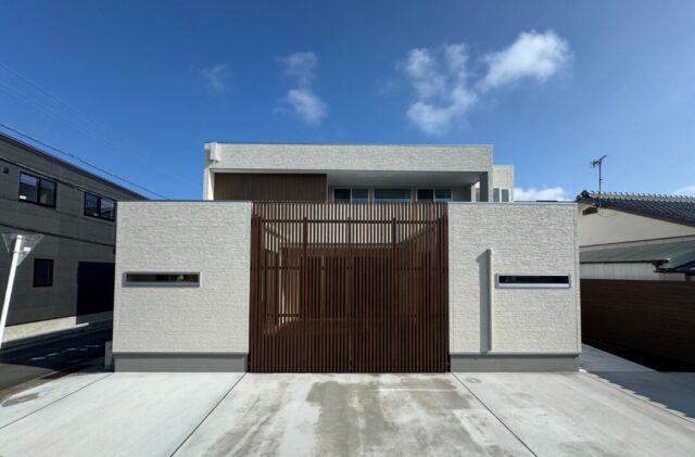 木の格子がアクセントのプライバシーを守る二世帯住宅 - 森建築 - 外観