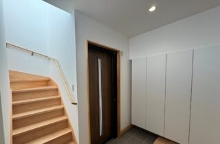 木の格子がアクセントのプライバシーを守る二世帯住宅 - 森建築 - 玄関