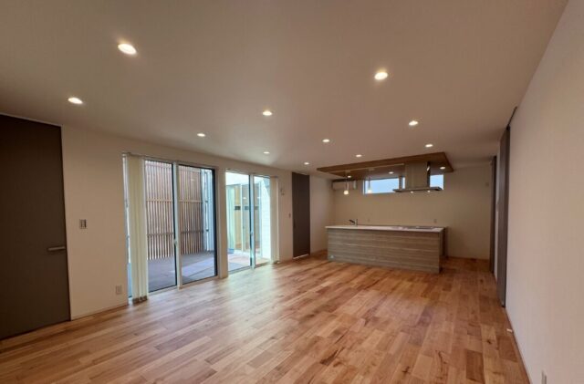 木の格子がアクセントのプライバシーを守る二世帯住宅 - 森建築 - 1階