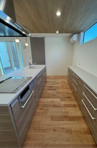 木の格子がアクセントのプライバシーを守る二世帯住宅 - 森建築 - キッチン