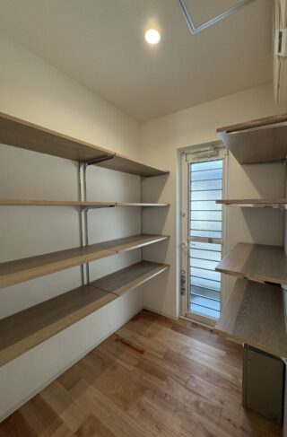 木の格子がアクセントのプライバシーを守る二世帯住宅 - 森建築 - 収納