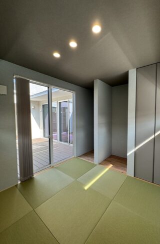 木の格子がアクセントのプライバシーを守る二世帯住宅 - 森建築 - 和室