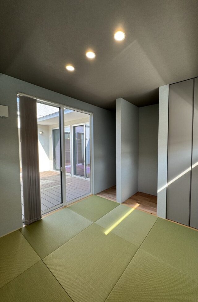 木の格子がアクセントのプライバシーを守る二世帯住宅 - 森建築 - 和室