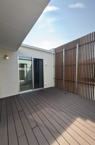 木の格子がアクセントのプライバシーを守る二世帯住宅 - 森建築 - ウッドデッキ