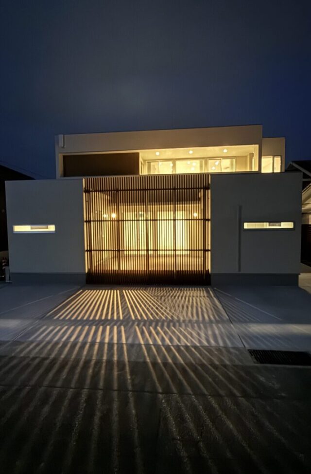 木の格子がアクセントのプライバシーを守る二世帯住宅 - 森建築 - 夜外観