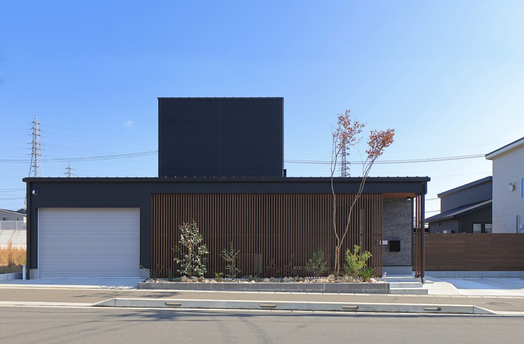 吹き抜けとインナーガレージを備えた造形美が映える住まい