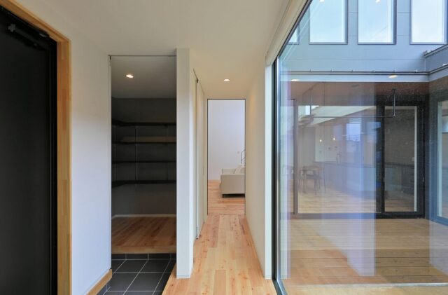 2つの吹き抜けとインナーガレージを備えた造形美が映える住まい - 森建築 - 玄関