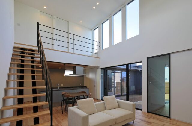 2つの吹き抜けとインナーガレージを備えた造形美が映える住まい - 森建築 - リビング