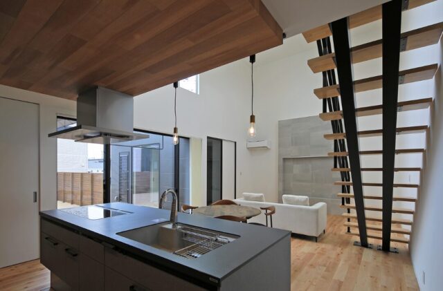 2つの吹き抜けとインナーガレージを備えた造形美が映える住まい - 森建築 - LDK