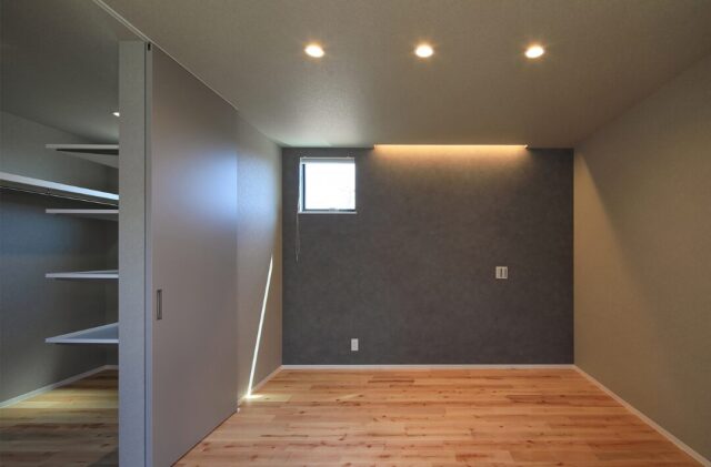 2つの吹き抜けとインナーガレージを備えた造形美が映える住まい - 森建築 - 洋室