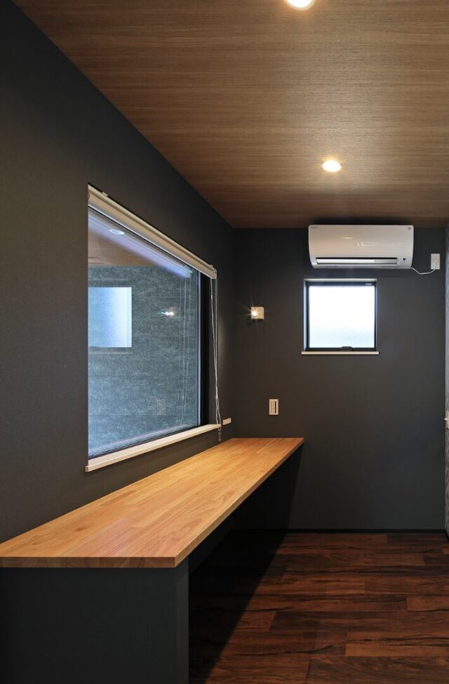 2つの吹き抜けとインナーガレージを備えた造形美が映える住まい - 森建築 - 趣味室