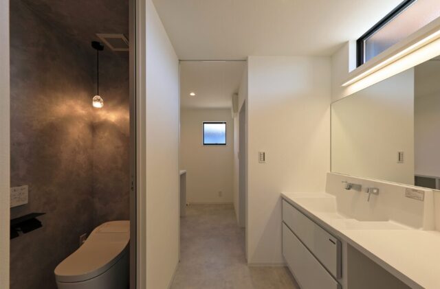 2つの吹き抜けとインナーガレージを備えた造形美が映える住まい - 森建築 - 水回り